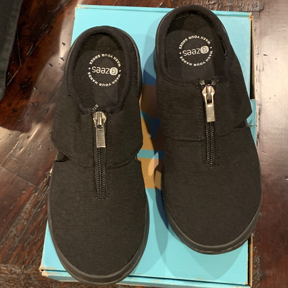 Bzees Black Front-Zip Slip-On Clog Mules